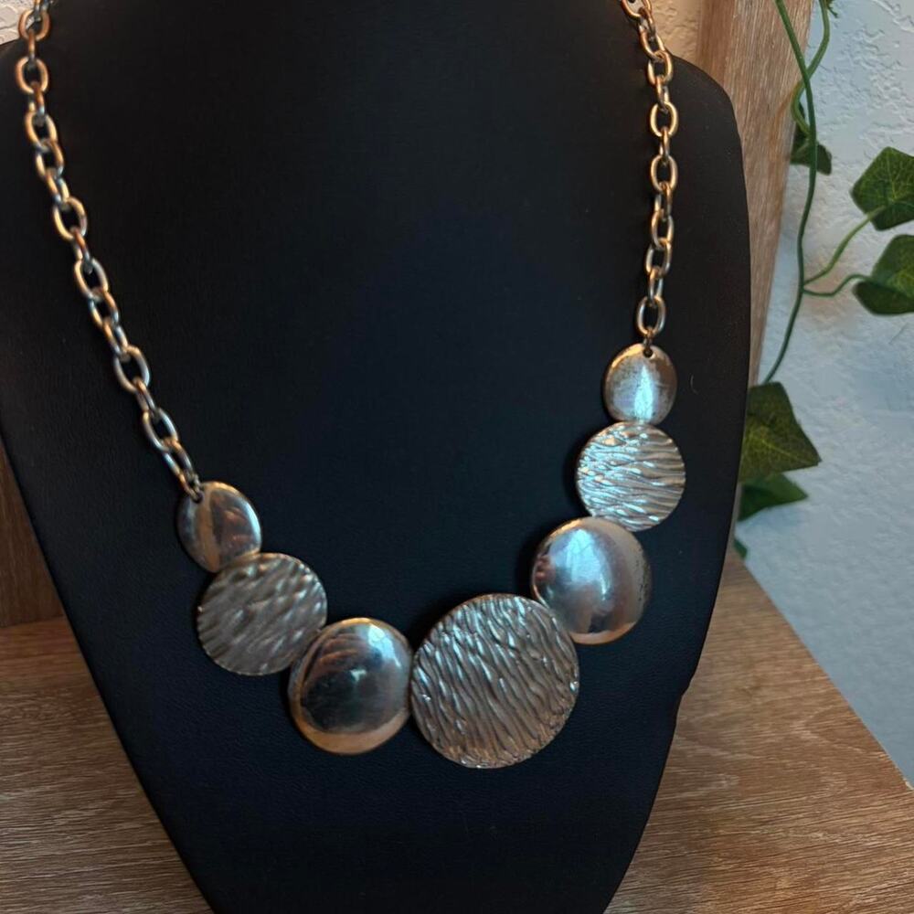 Liz claiborne silver circle pendant necklace